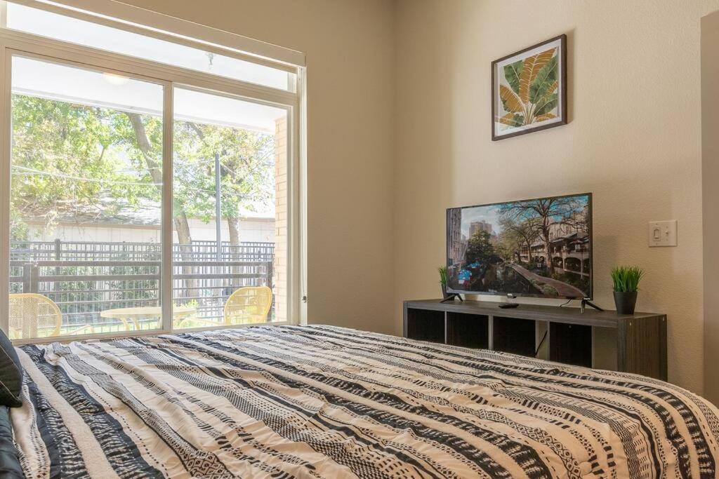 Beautiful Riverwalk Apt With Full Amenities, King Bed & Free Parking San Antonio Exterior photo
